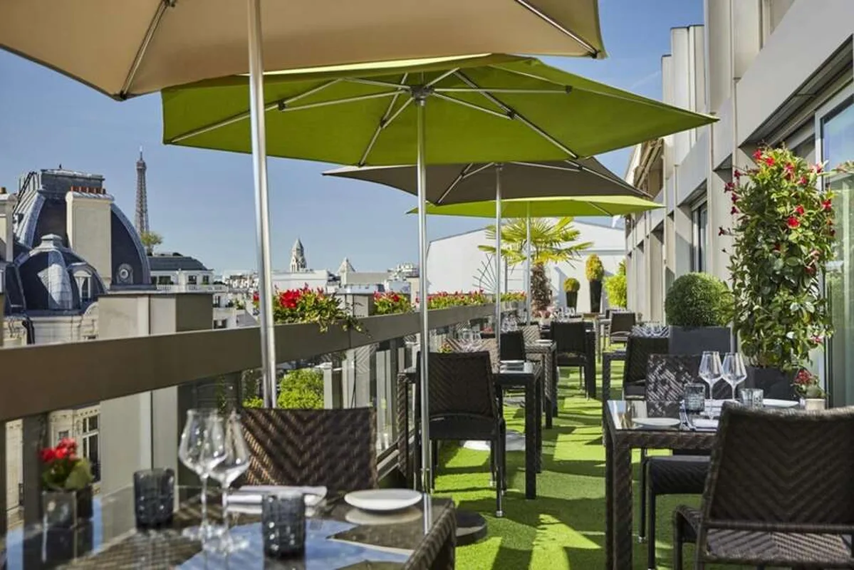 Warwick Paris, hoofdfoto