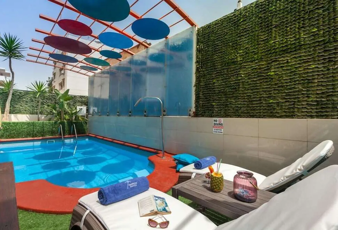 Hotel Tropical, hoofdfoto