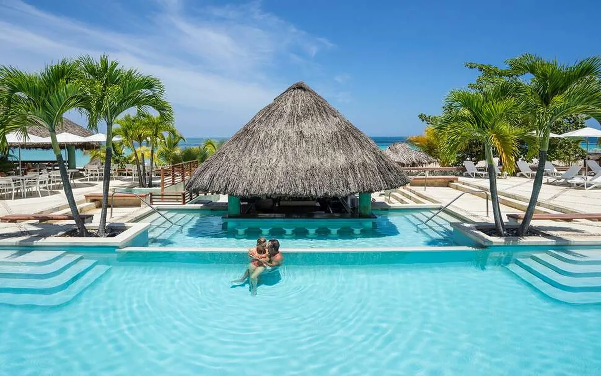Hotel Couples Swept Away — hoofdfoto
