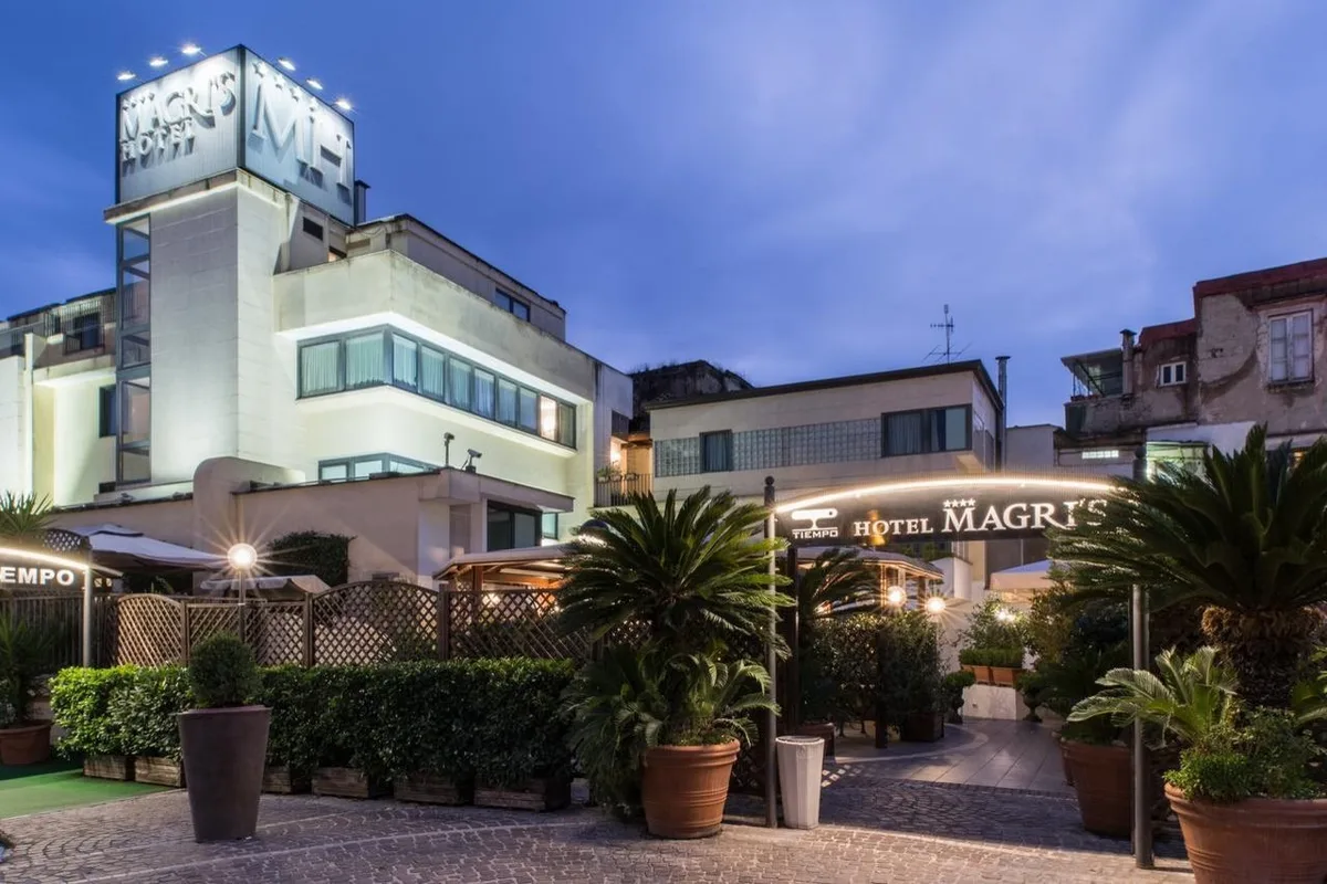 Magri's Hotel, hoofdfoto