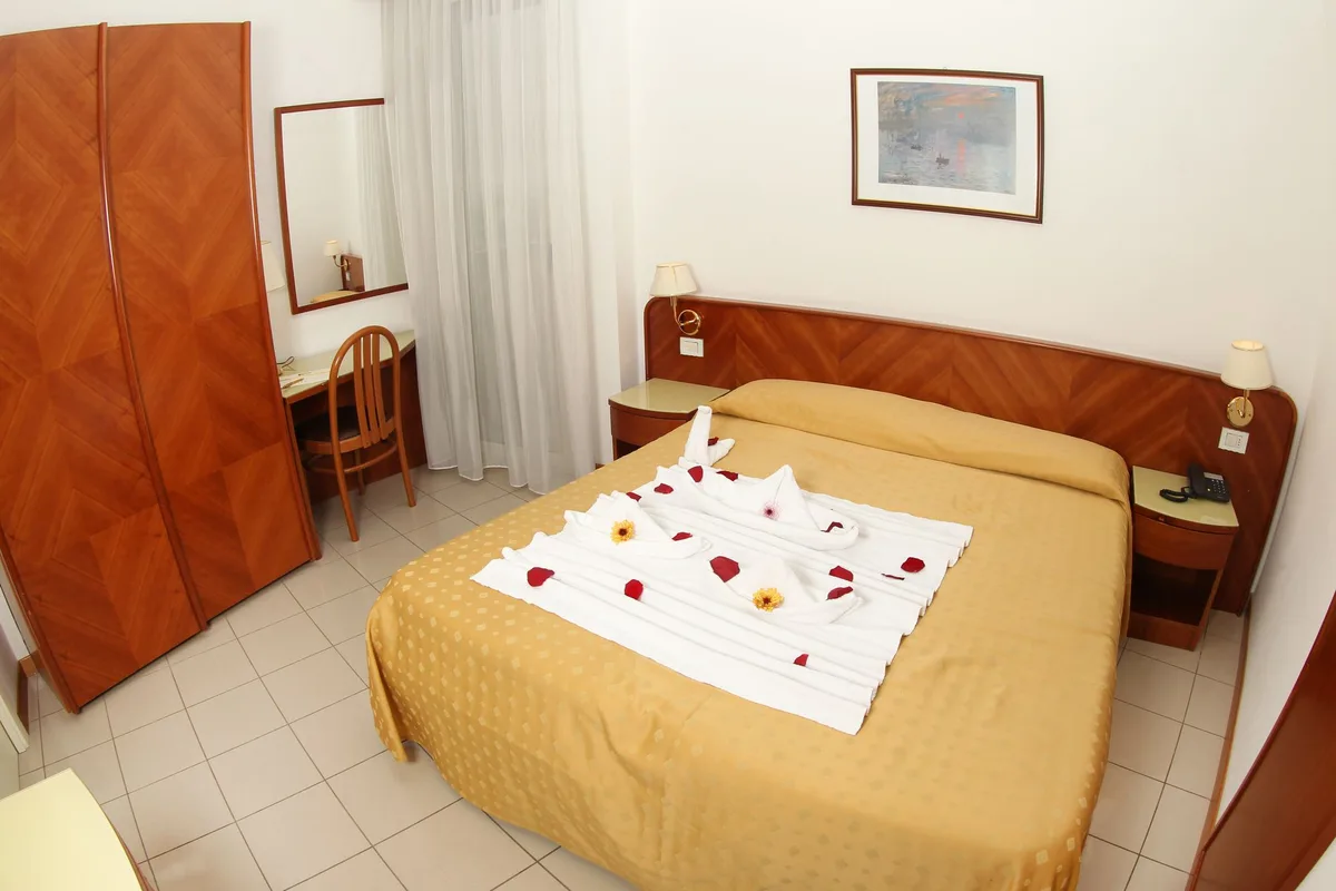 Remin Plaza, hoofdfoto