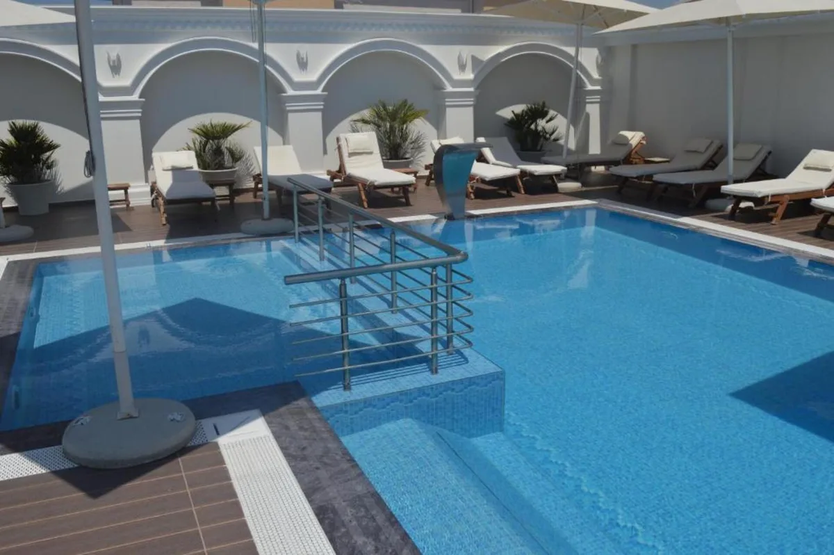 Empire Hotel, hoofdfoto