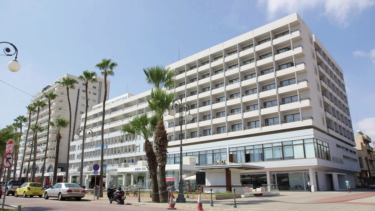 Sun Hall Beach Hotel Apts — hoofdfoto