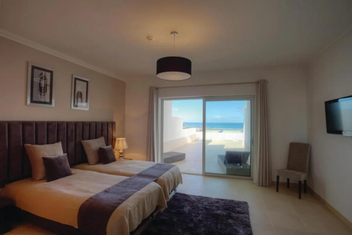 The Beachfront Praia d'el Rey — hoofdfoto