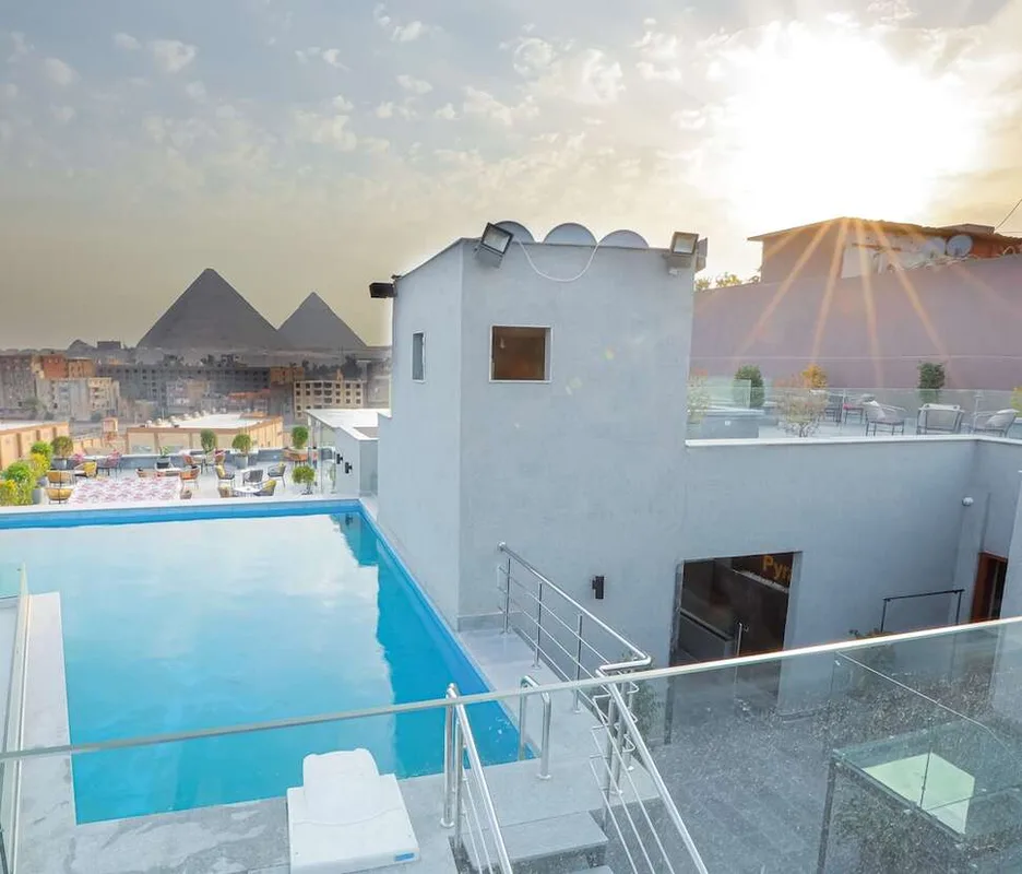 Pyramid Front Hotel, hoofdfoto