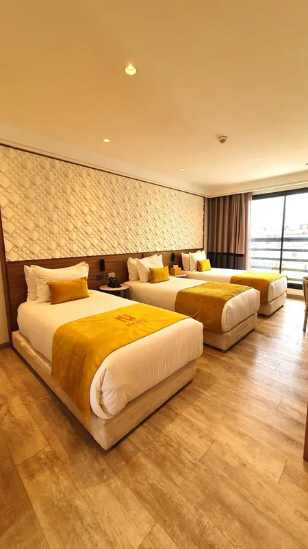 New Hotel, hoofdfoto