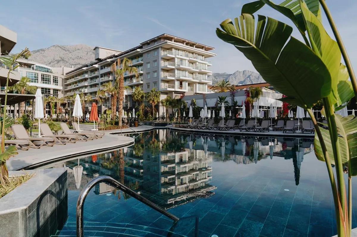 Akra Kemer, hoofdfoto
