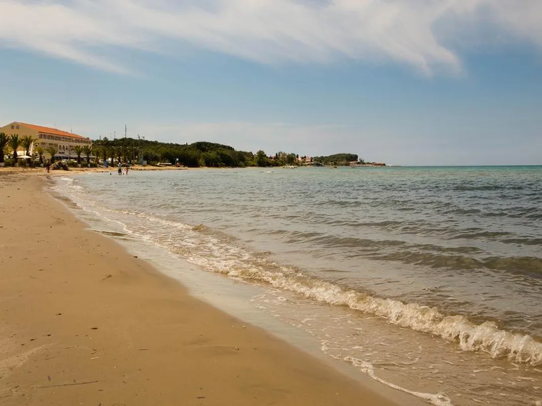 Paradise Village, hoofdfoto