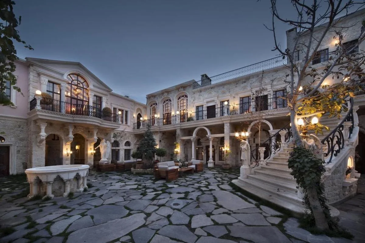 Sacred House — hoofdfoto
