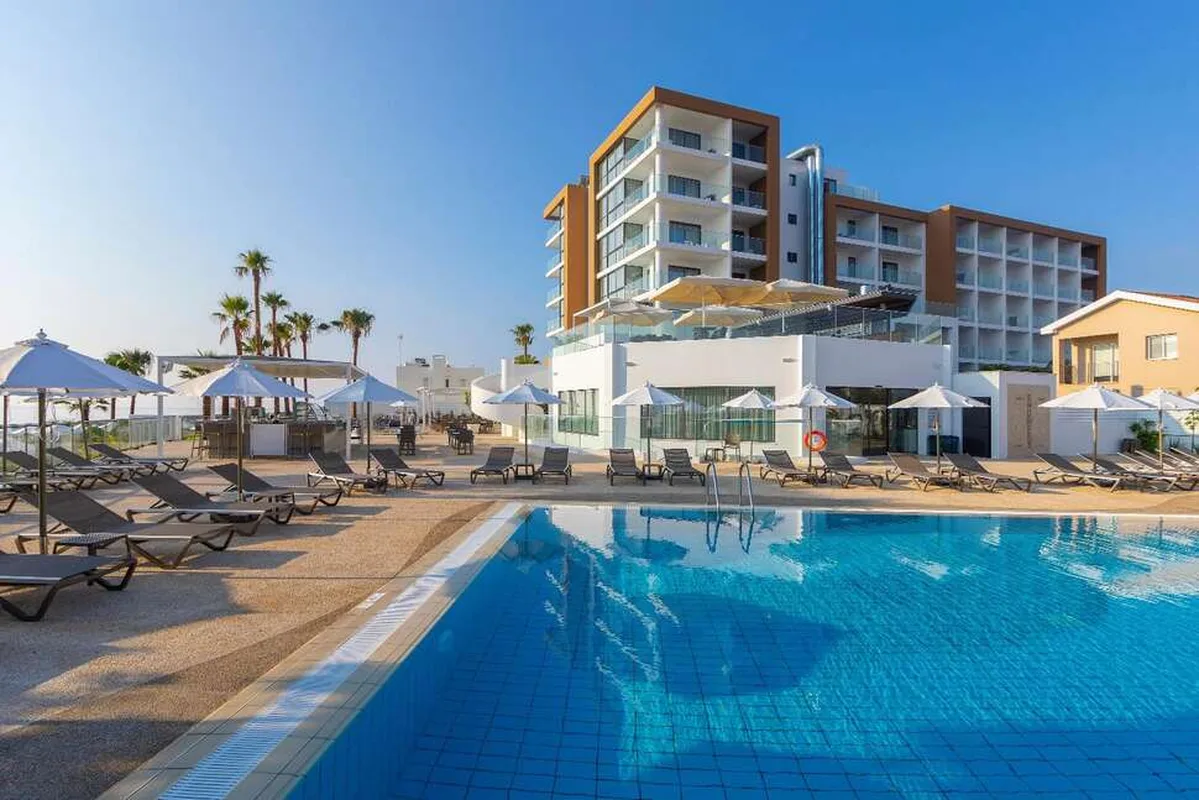 Leonardo Crystal Cove Hotel & Spa by the Sea — hoofdfoto