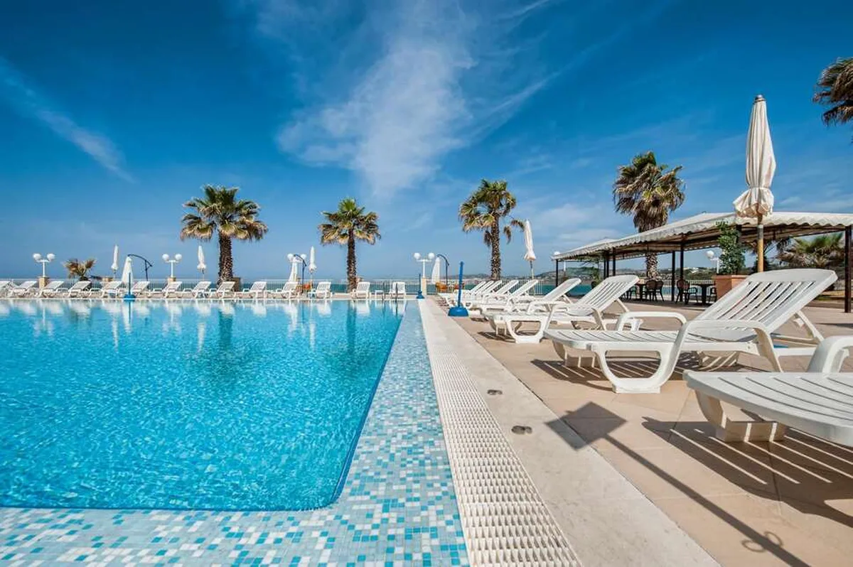 Dioscuri Bay Palace — hoofdfoto