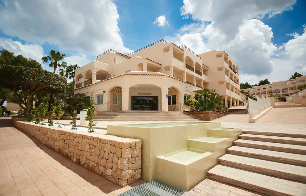 Invisa Hotel Club Cala Blanca — hoofdfoto