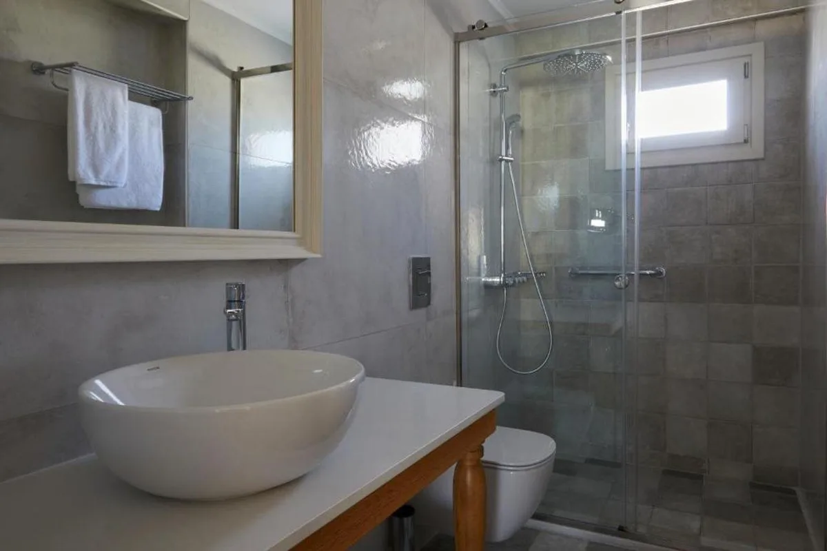Sea Breeze Santorini Beach Resort, Curio Collection by Hilton — hoofdfoto