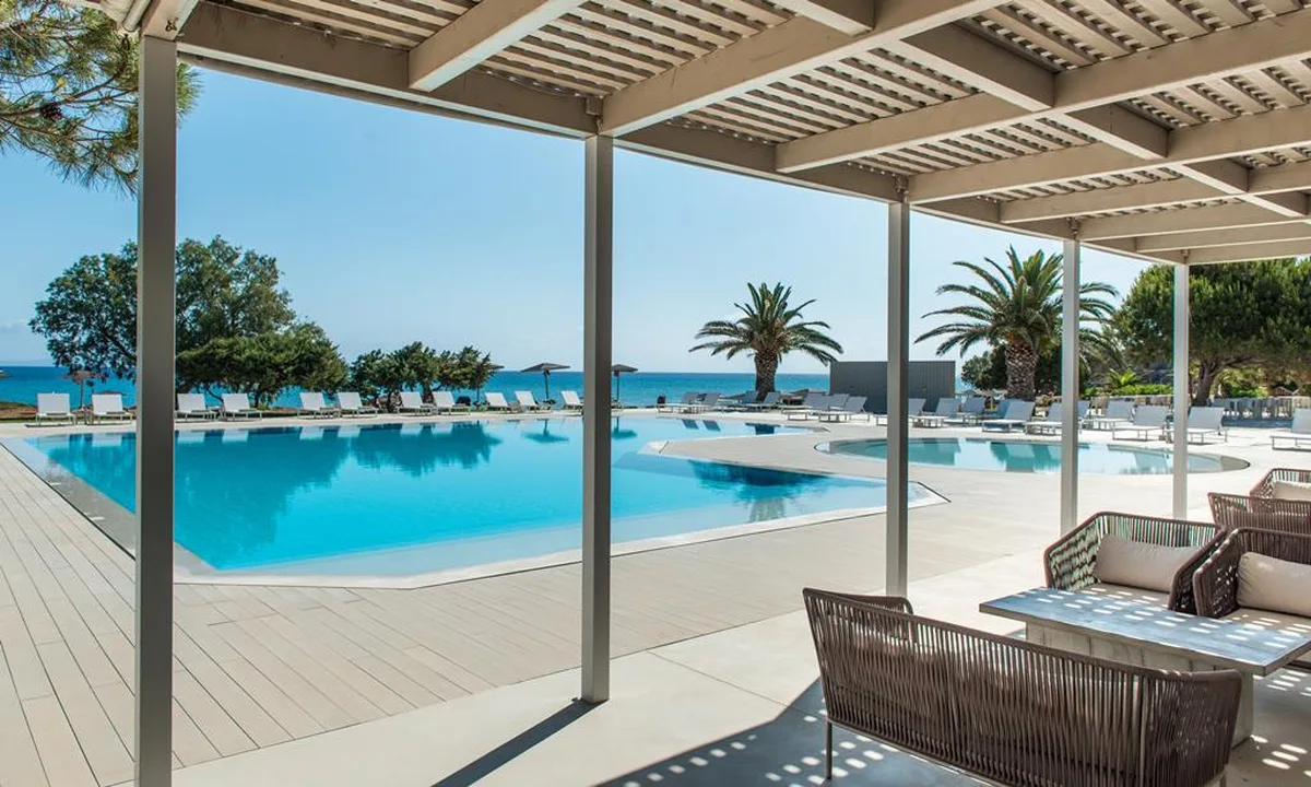 The Bay Hotel + Suites — hoofdfoto