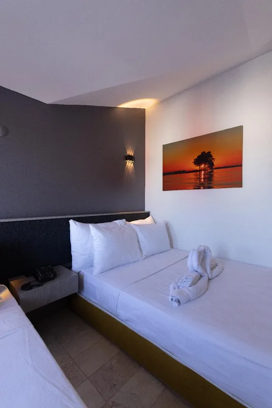 Three Points Hotel, hoofdfoto
