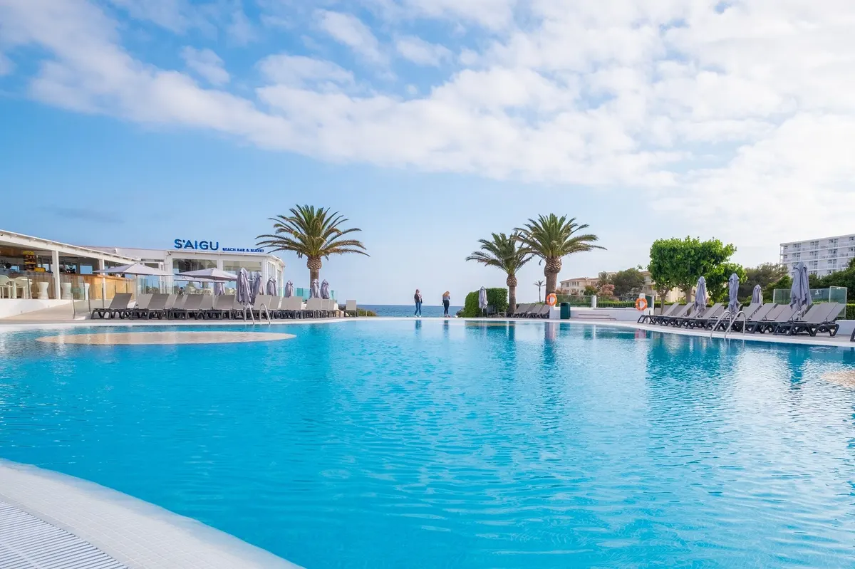 Fergus Style Carema Beach — hoofdfoto