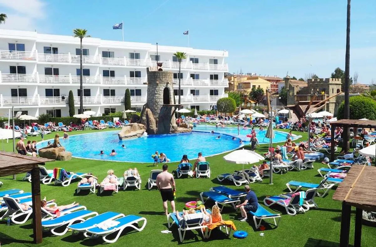 Pirates Village Apartments — hoofdfoto