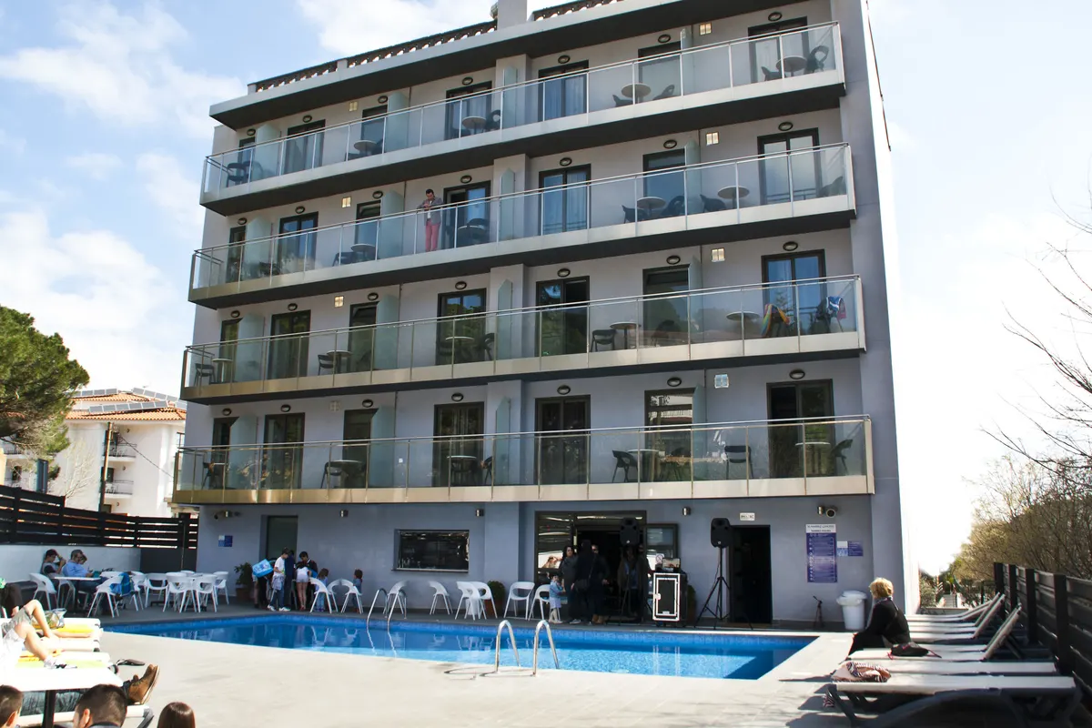 Summer Hotel — hoofdfoto