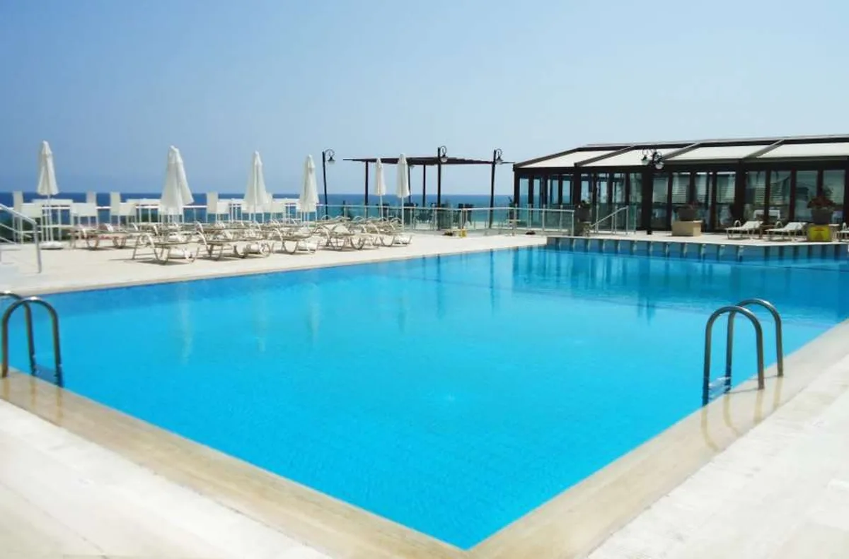 Ada Beach Hotel — hoofdfoto
