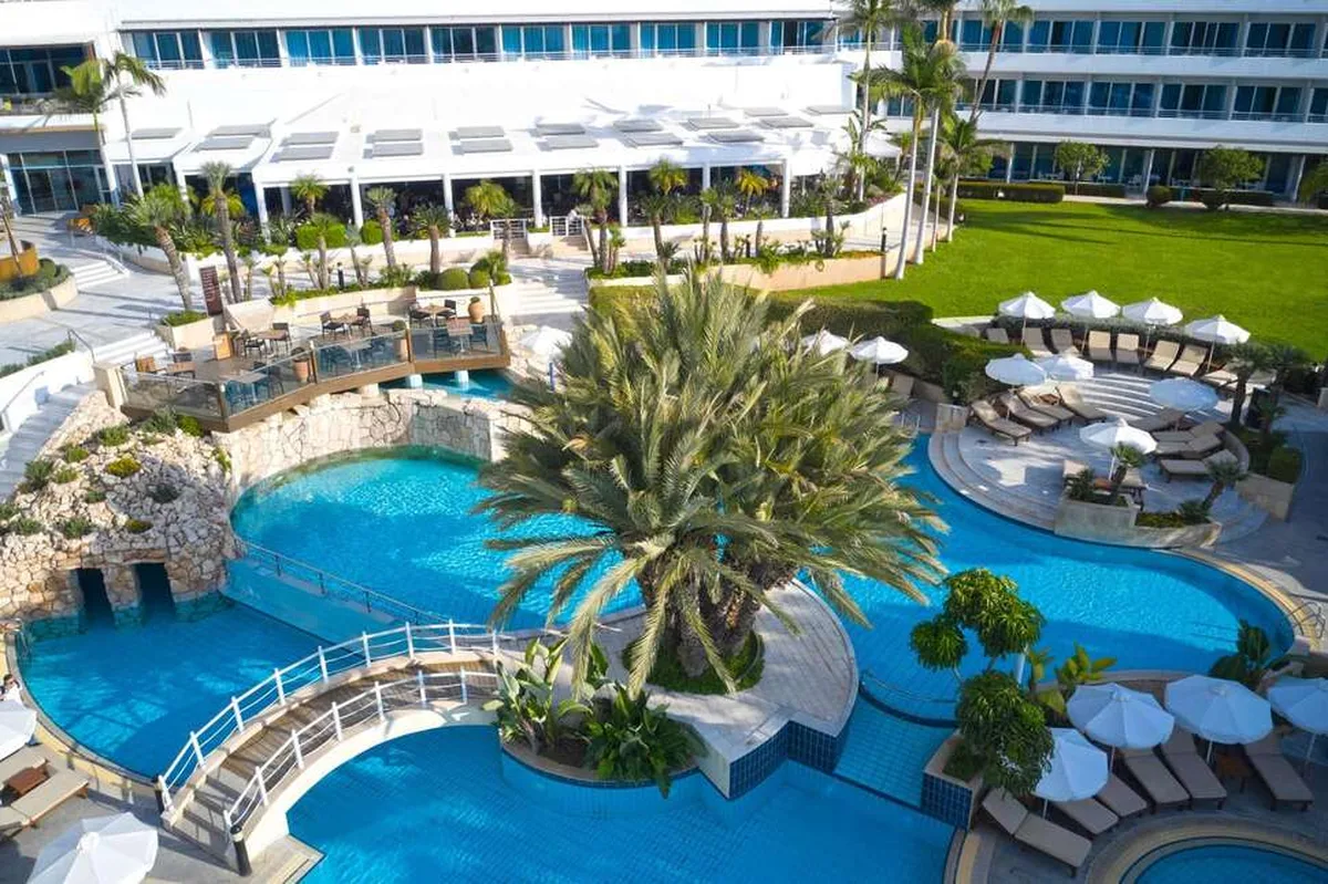 Mediterranean Beach Hotel, hoofdfoto