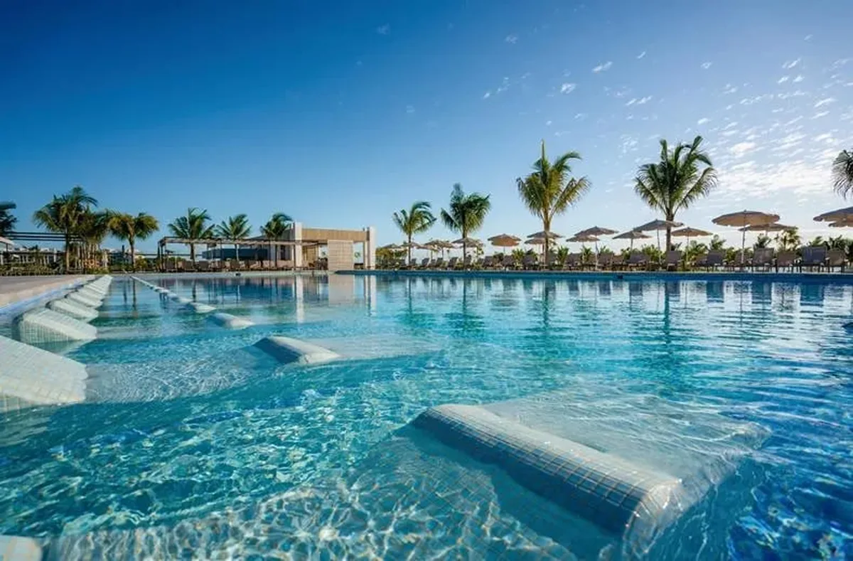 RIU Latino, hoofdfoto