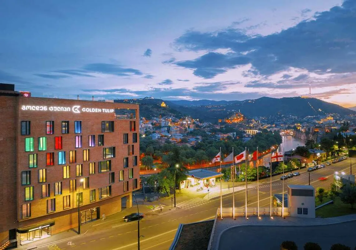 Golden Tulip Design Tbilisi — hoofdfoto