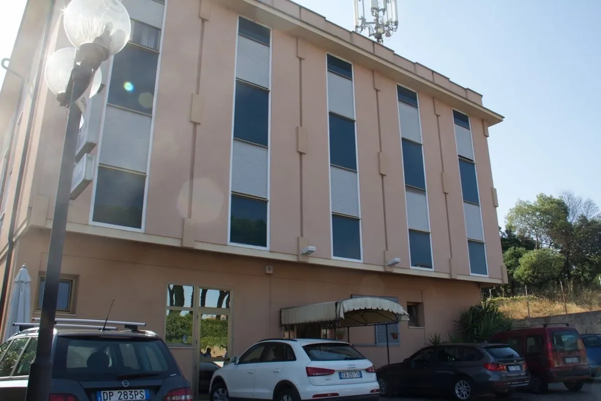 Revolution Hotel, hoofdfoto