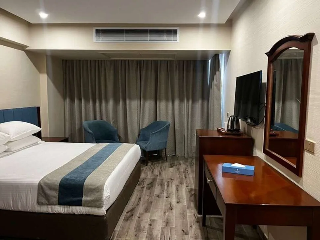 Stay Inn Pyramids, hoofdfoto