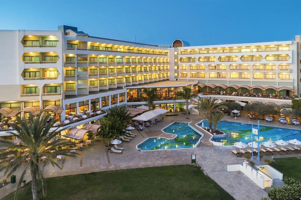 Constantinou Bros Athena Royal Beach Hotel — hoofdfoto