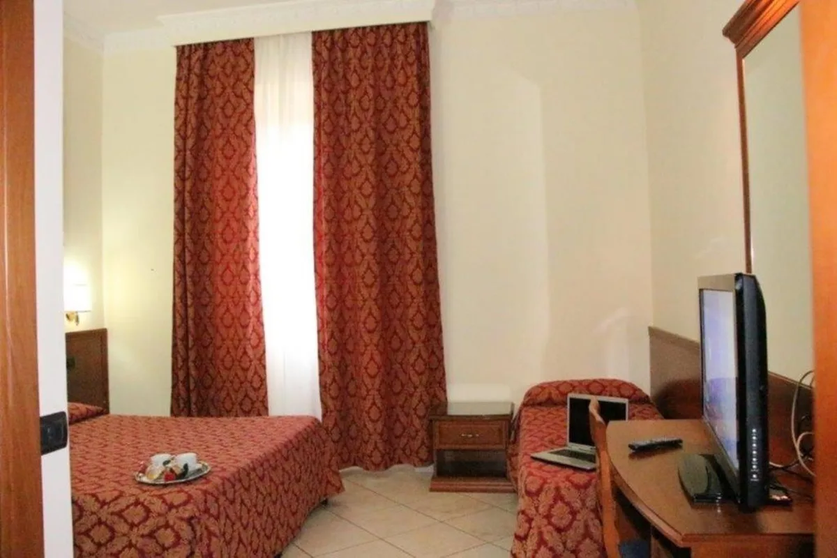 Hotel Mirage, hoofdfoto