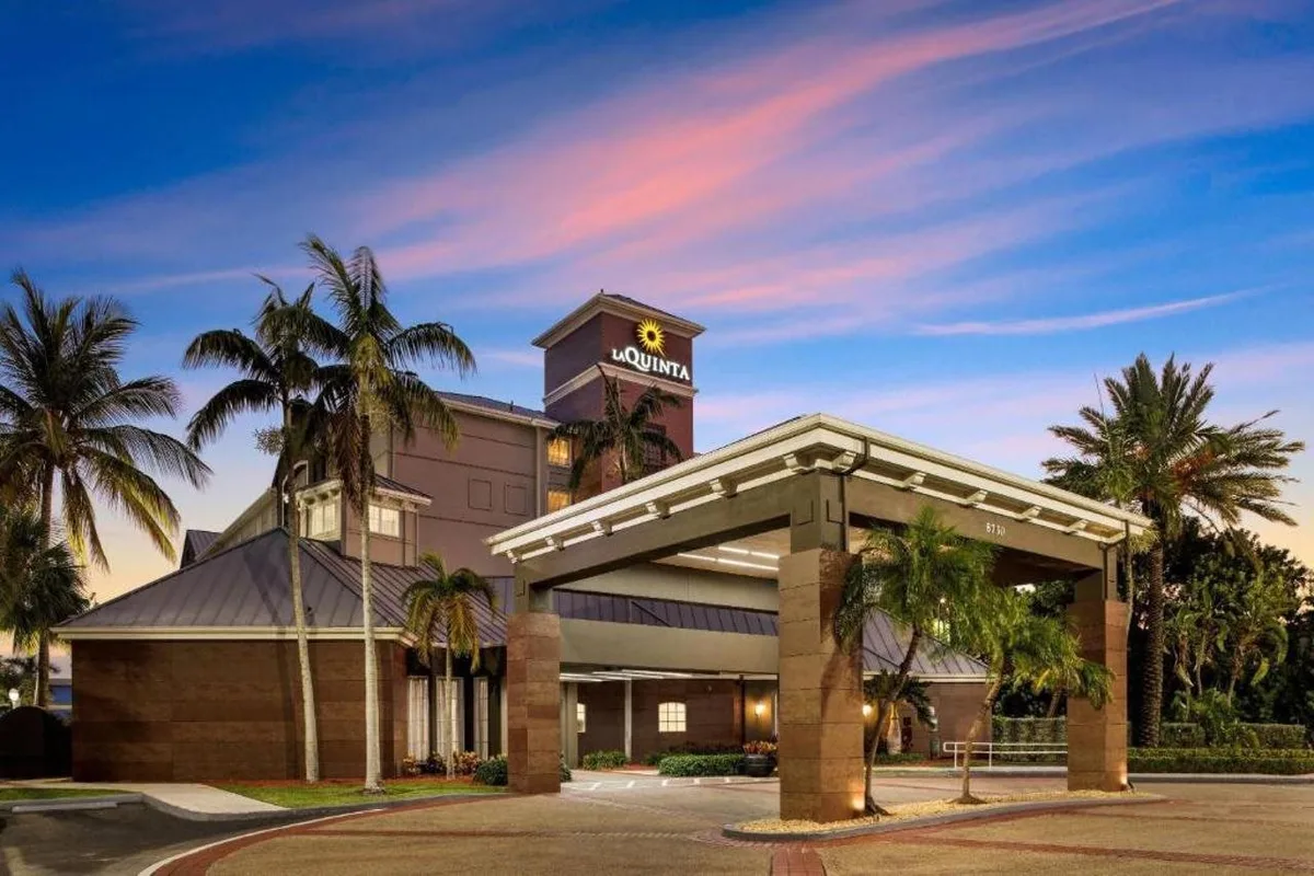 La Quinta Inn & Suites by Wyndham Miami Airport West — hoofdfoto
