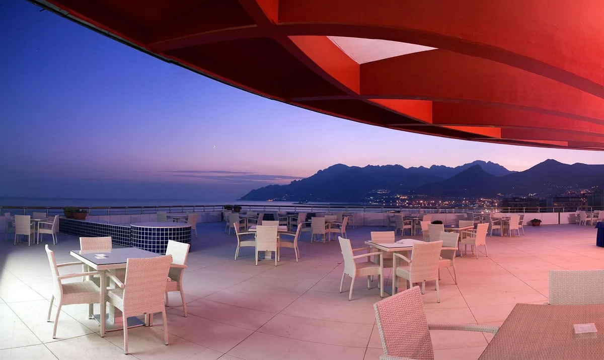 Grand Hotel Salerno, hoofdfoto