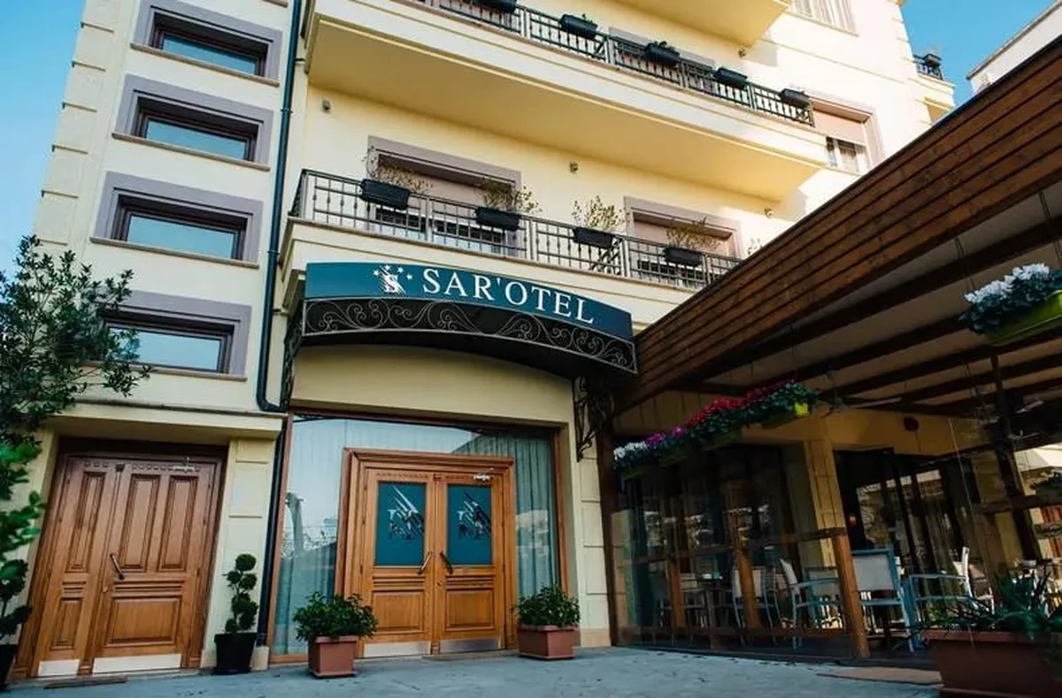 Sar'Otel, hoofdfoto
