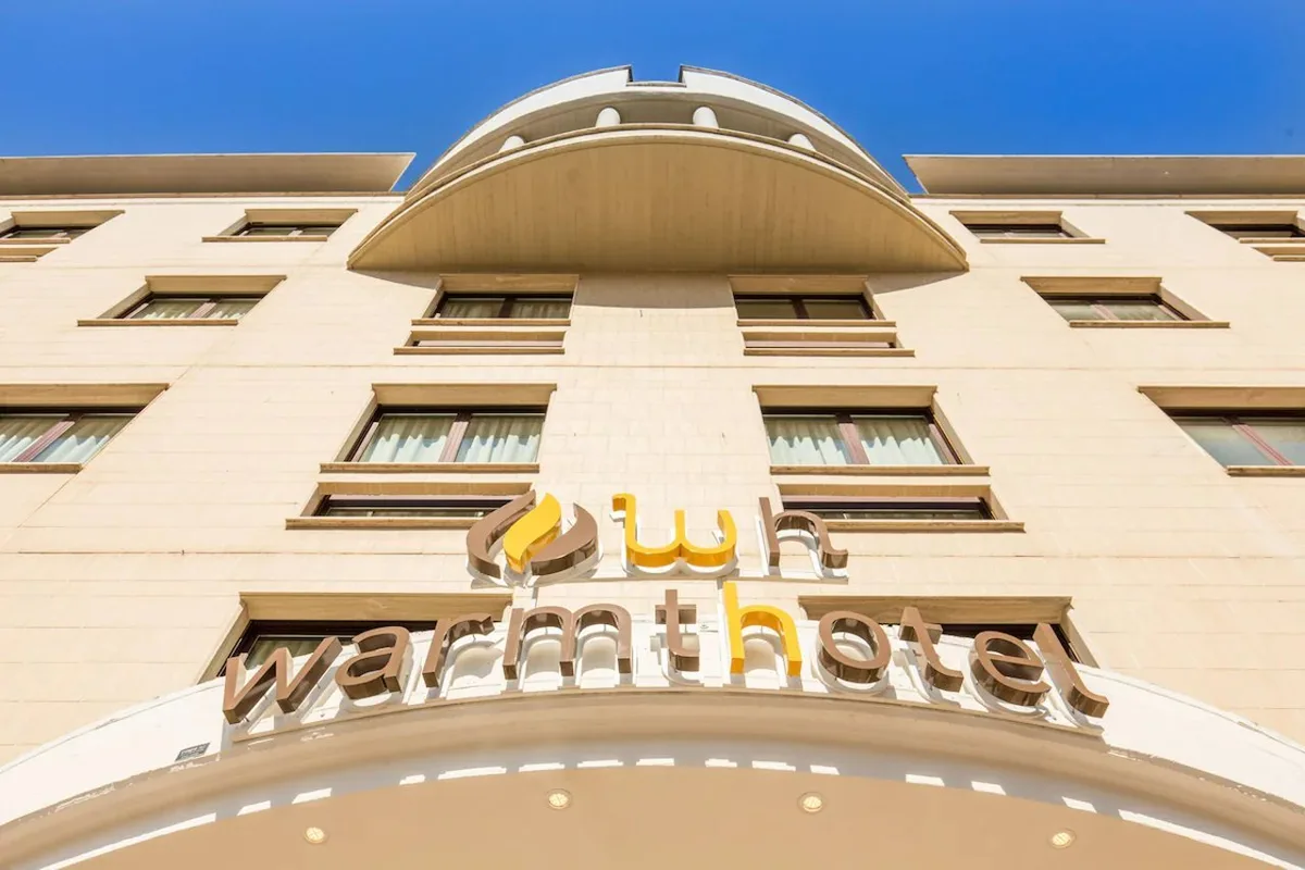 Warmth Hotel, hoofdfoto