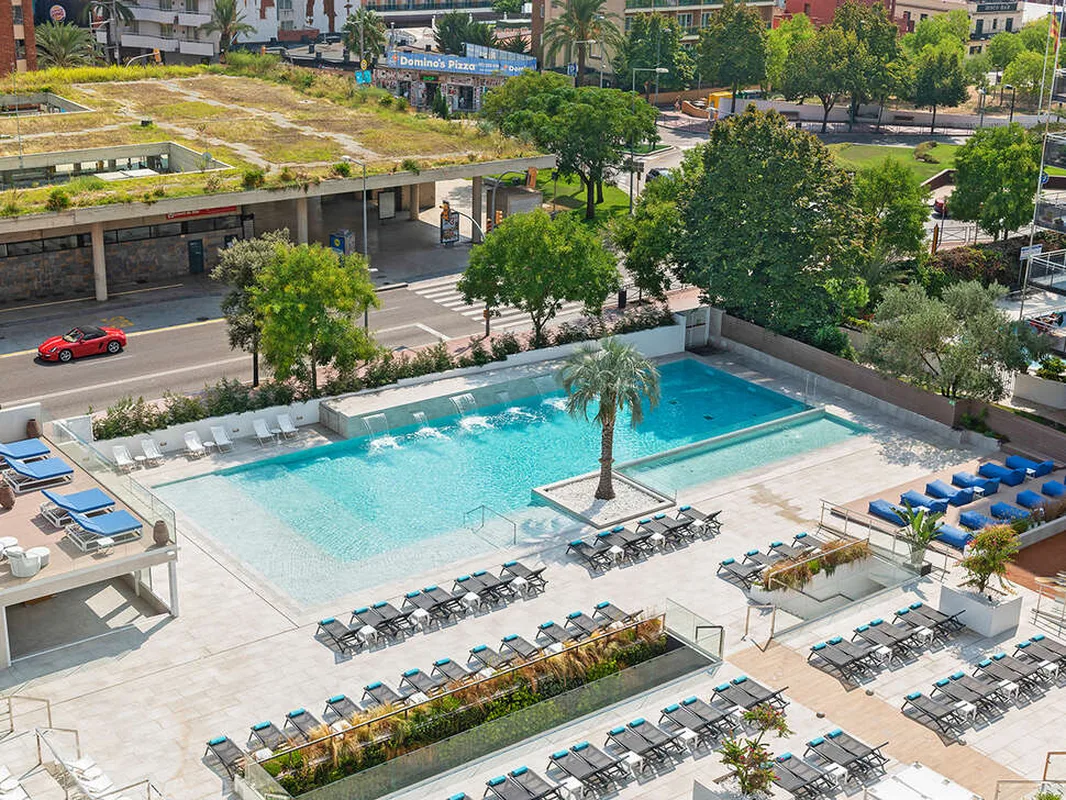L'Azure Hotel — hoofdfoto