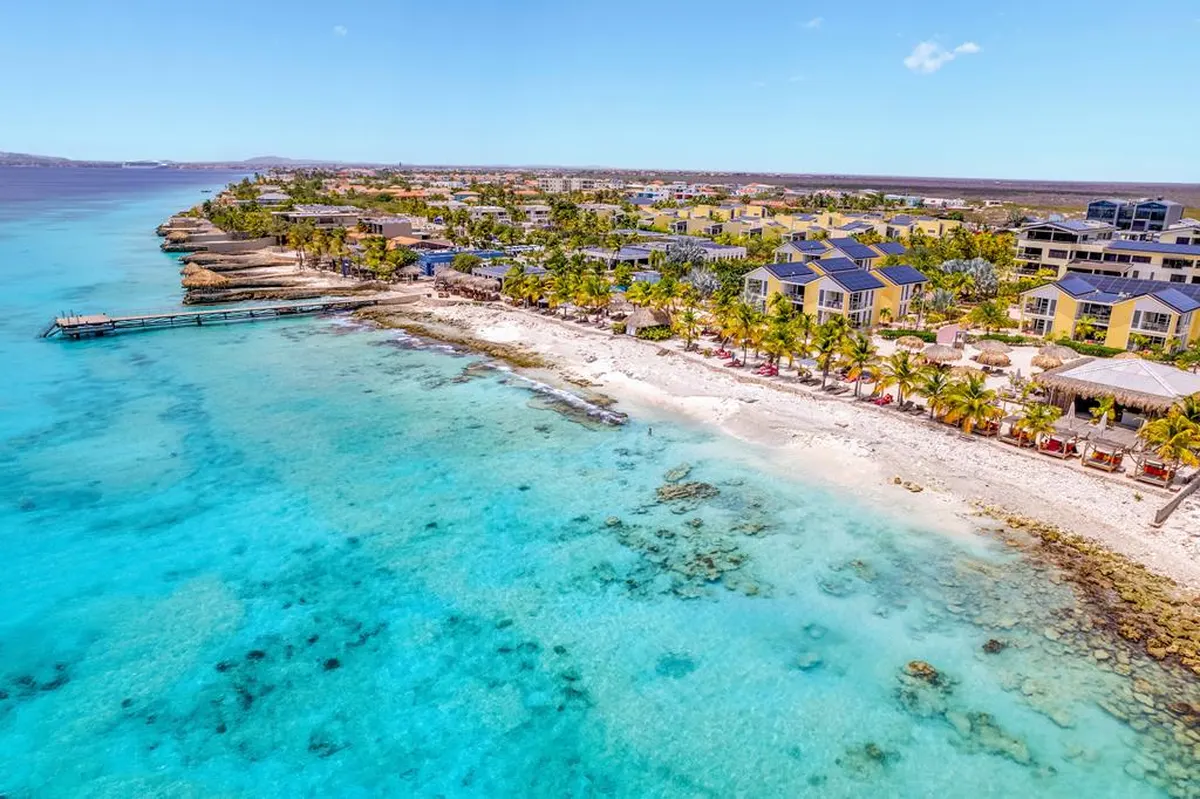 Delfins Beach Resort Bonaire Tapestry by Hilton — hoofdfoto