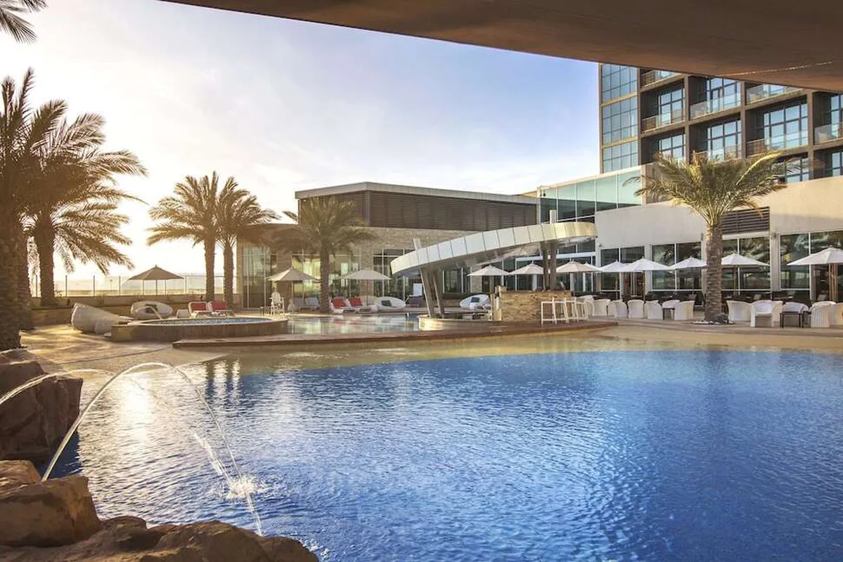 Yas Plaza Marina — hoofdfoto