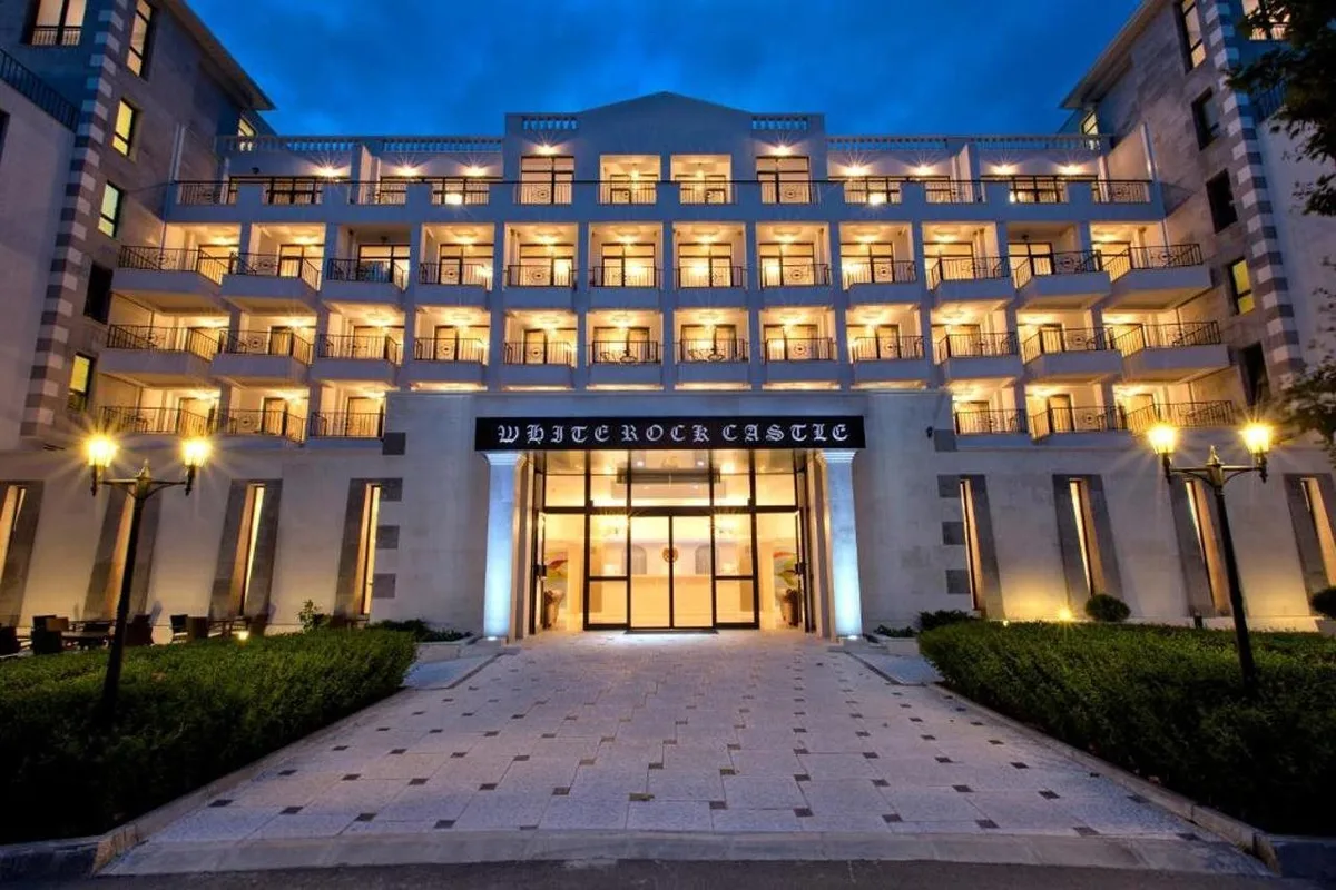 White Rock Castle Suite Hotel — hoofdfoto