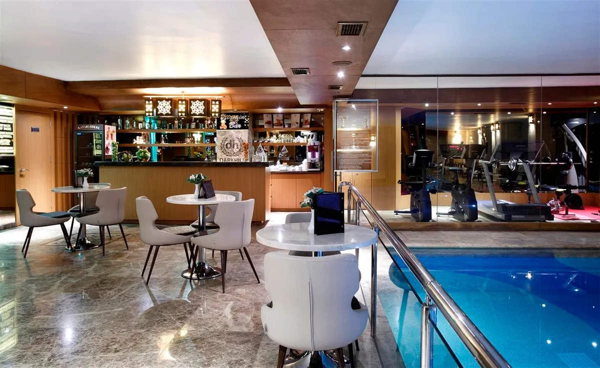 Darkhill Hotel, hoofdfoto