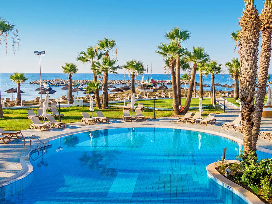 The Golden Bay Beach Hotel — hoofdfoto