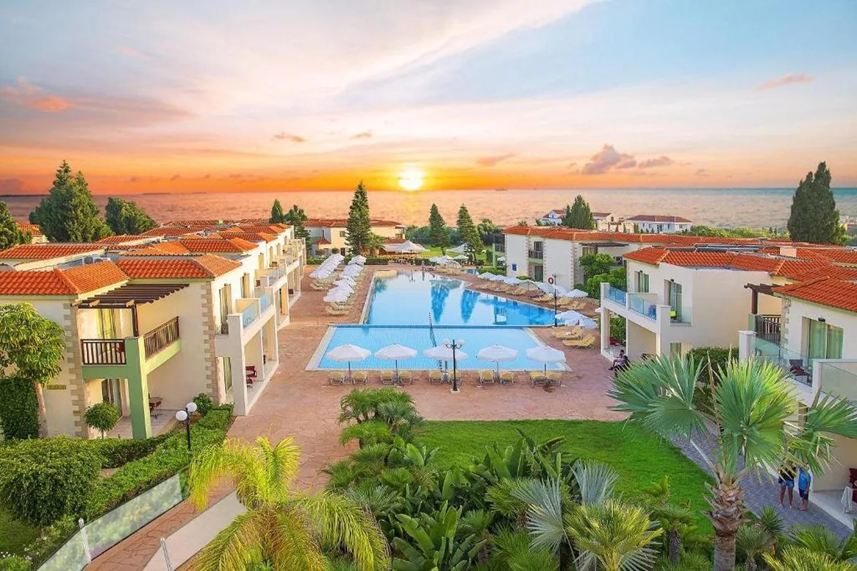 Ramada Hotel & Suites by Wyndham Ayia Napa — hoofdfoto