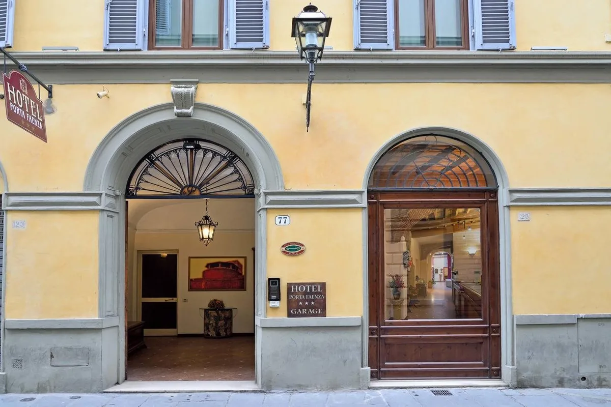 Porta Faenza, hoofdfoto