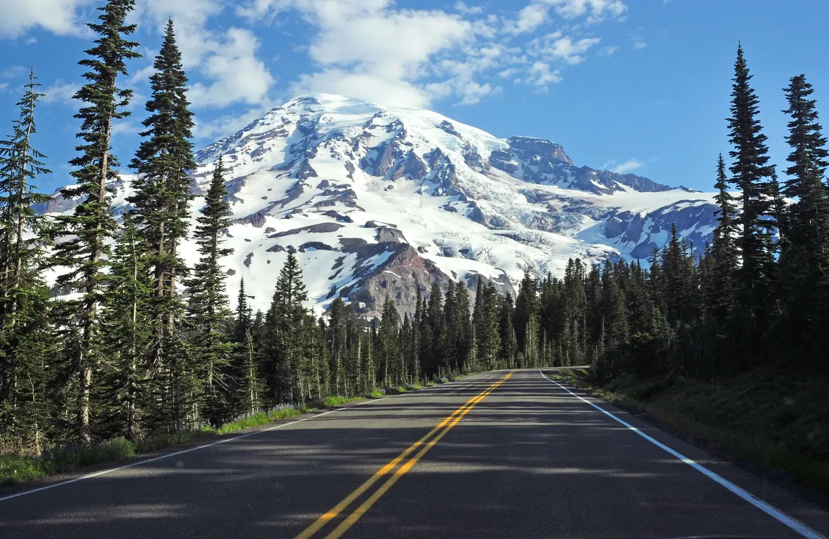 Volcanic Peaks to Sparkling Shores — hoofdfoto