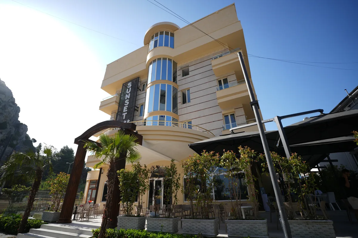 Sunset Hotel, hoofdfoto