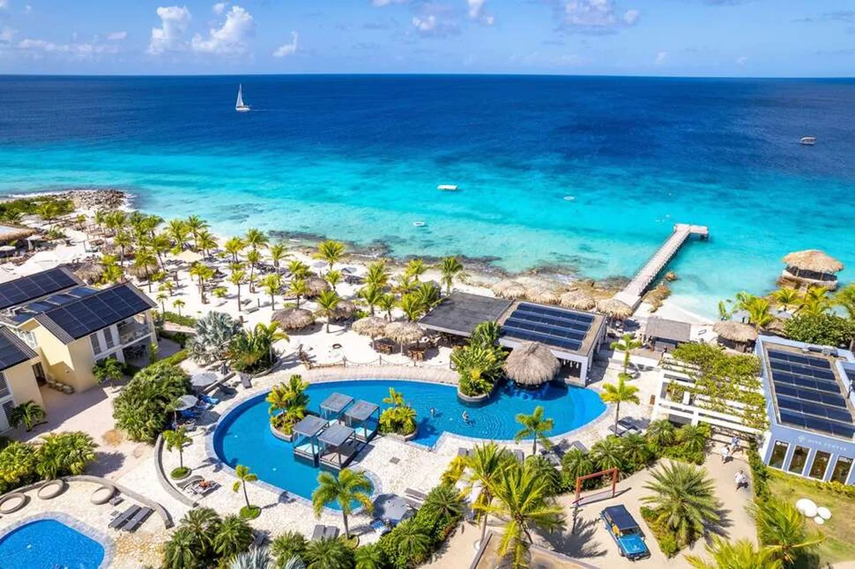 Delfins Beach Resort Bonaire Tapestry by Hilton — hoofdfoto