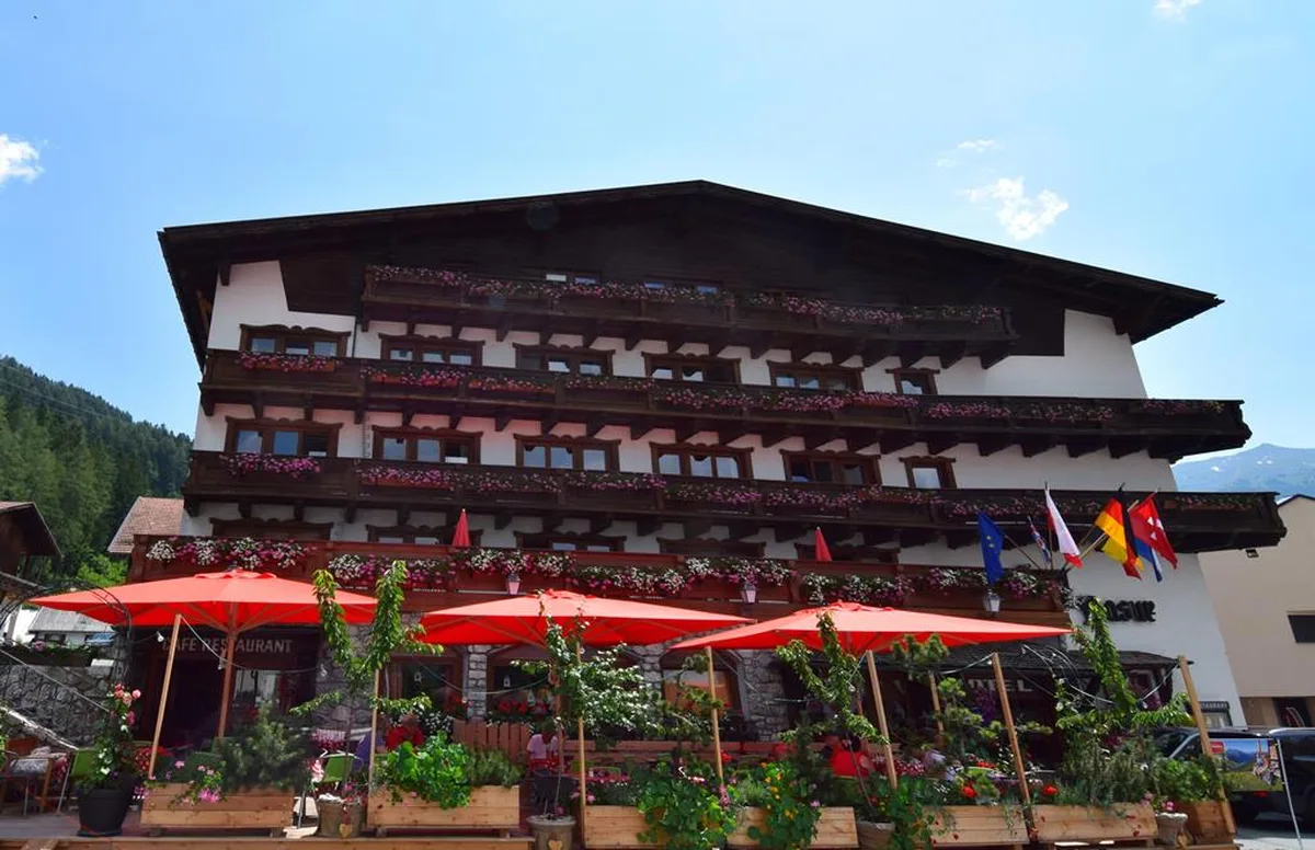 Berghotel Basur — hoofdfoto