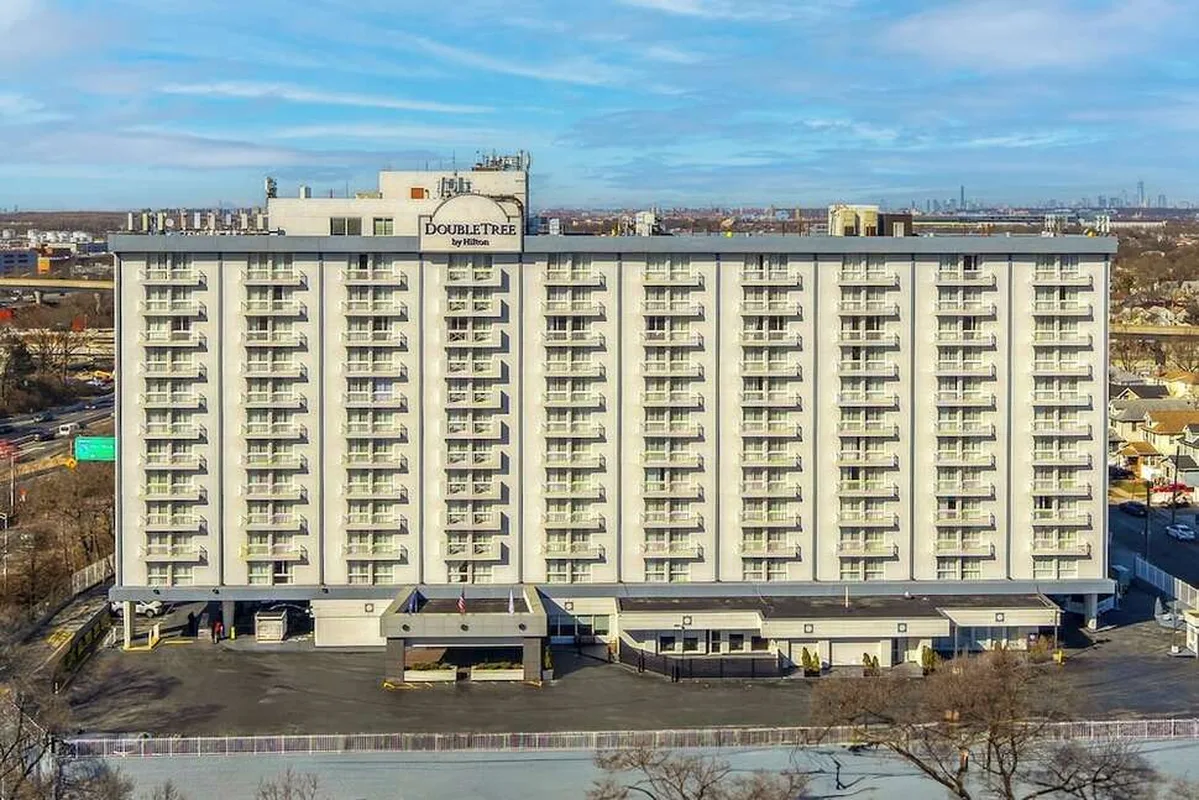 DoubleTree by Hilton New York JFK Airport — hoofdfoto
