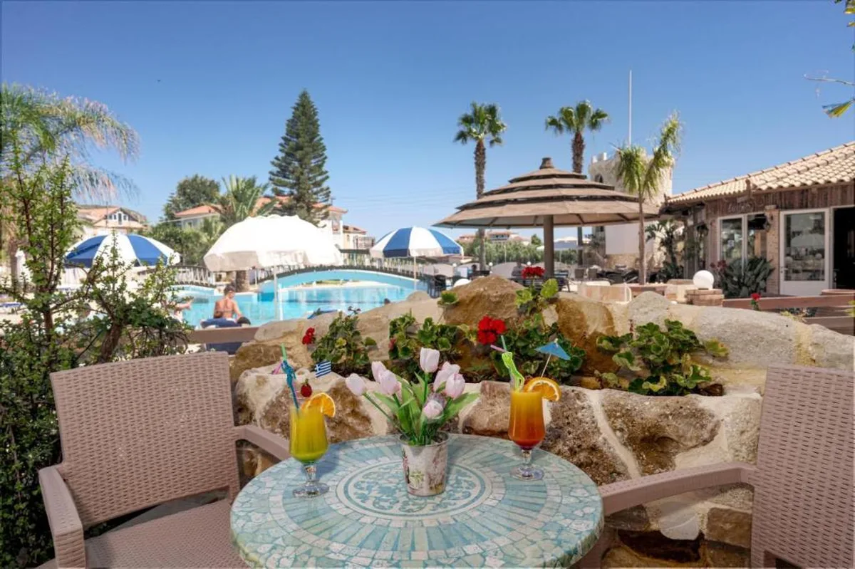 Antonis Apartments & Pool Bar — hoofdfoto
