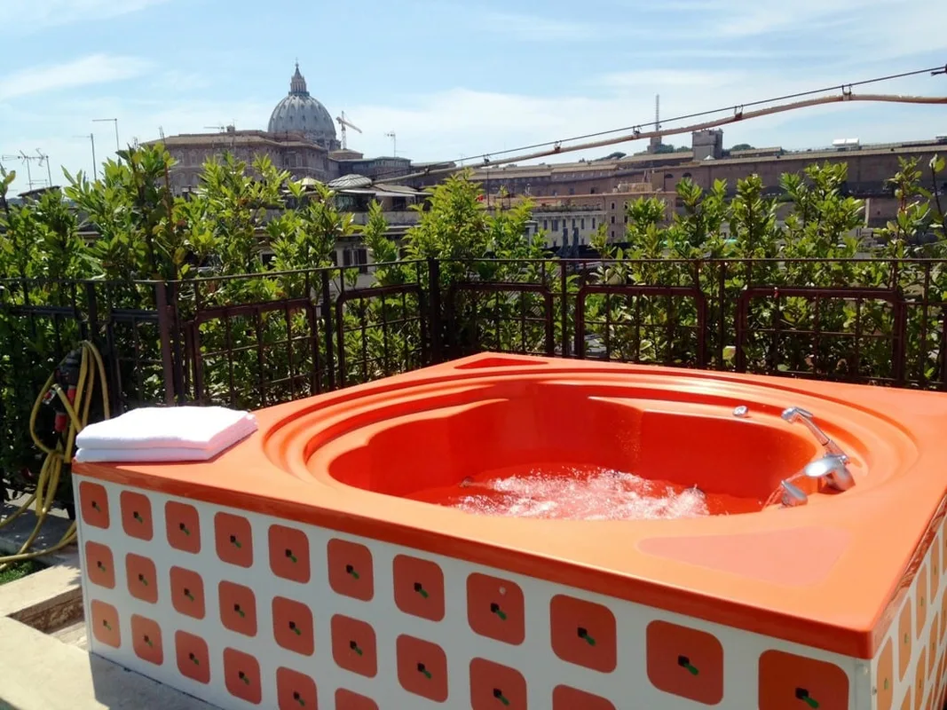 Orange Hotel, hoofdfoto