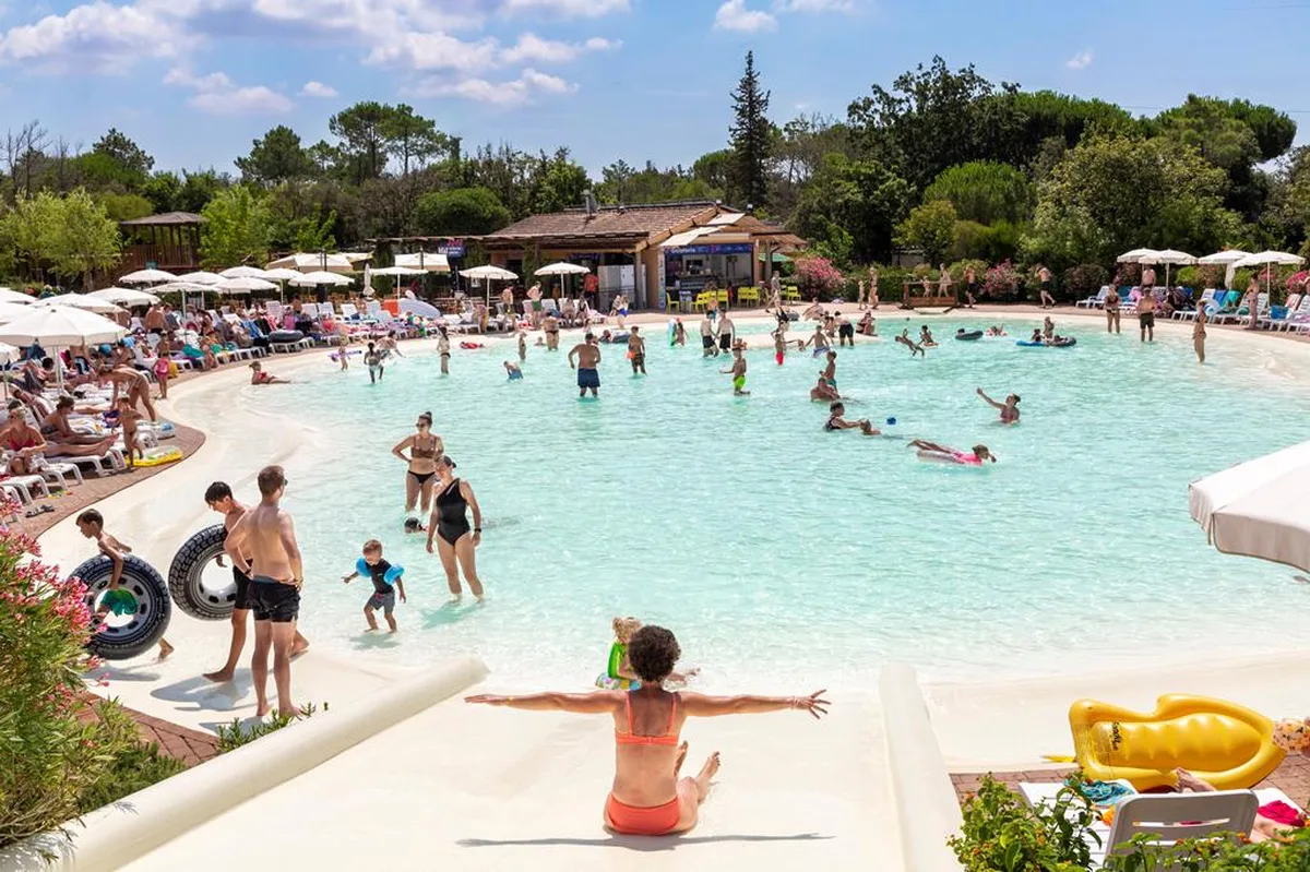 Camping hu Montescudaio Village — hoofdfoto